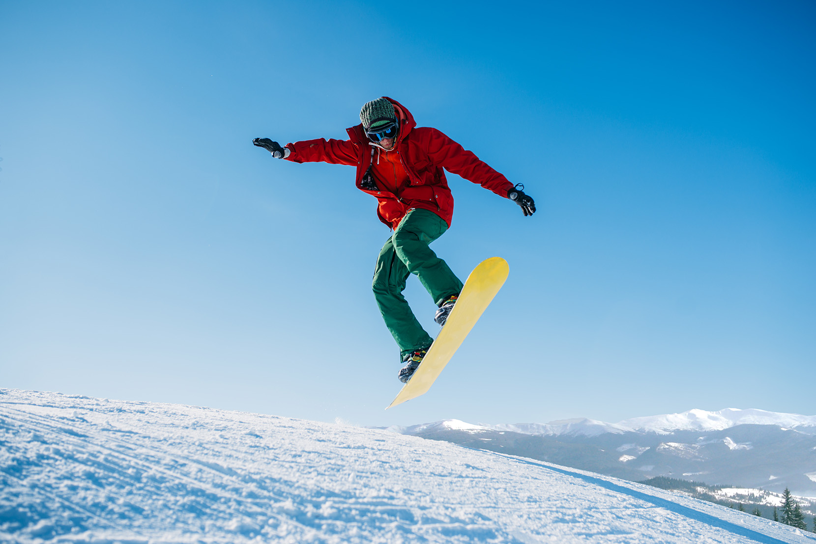 snowboard-skok-zimní-sporty-modrá-obloha